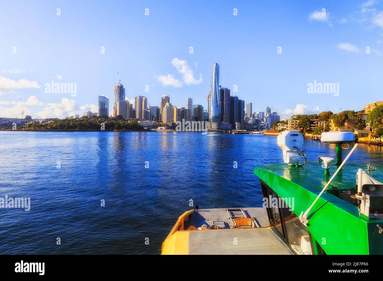 Die Passagierfähre von Sydney rivercat zum Hafen nähert sich dem zentralen Geschäftsviertel der Stadt und ragt Barangaroo hoch. Stockfoto
