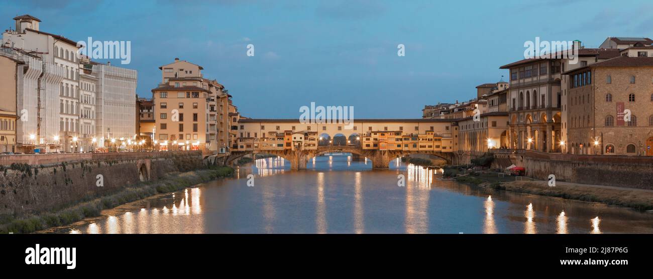 Florenz, Italien - circa Juli 2021. Abendlicht auf der Ponte Vecchio - Alte Brücke. Stockfoto