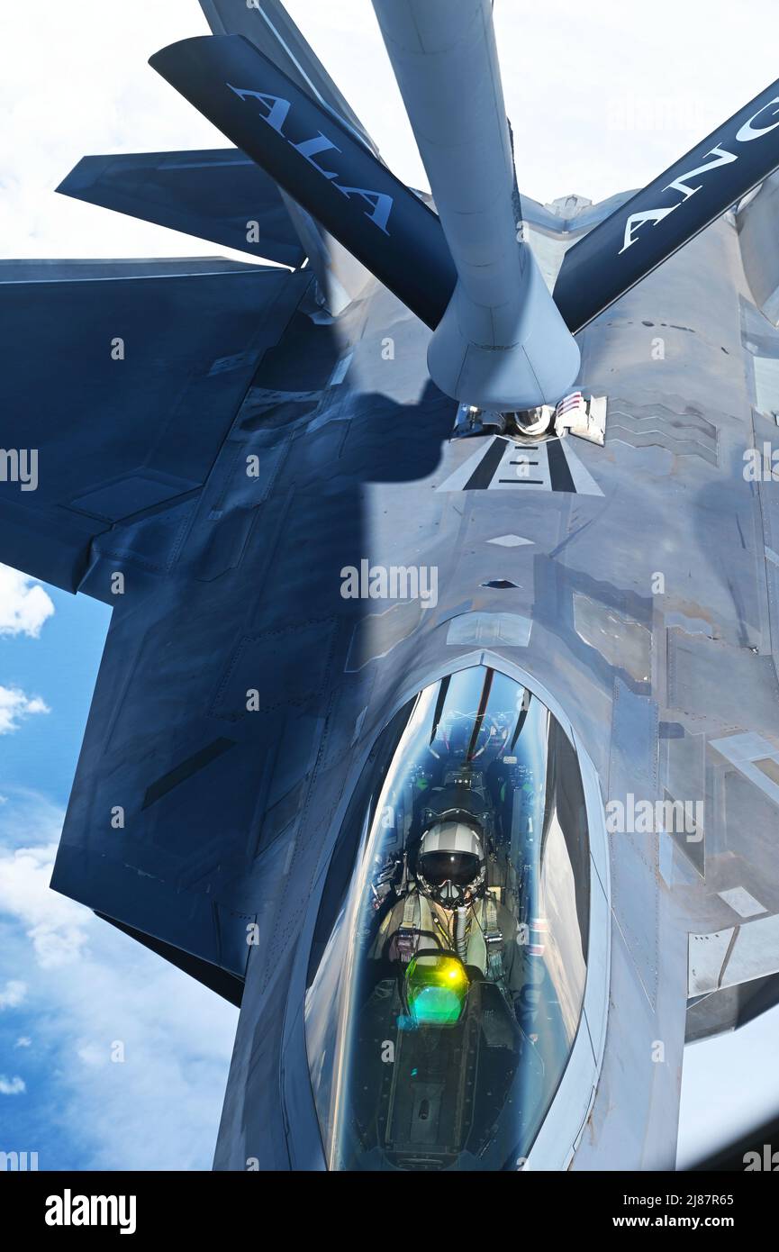 Ein Pilot der US Air Force F-22 dockt mit dem KC-135 Stratotanker an, der dem 117. Air Betanking Wing, Alabama Air National Guard, während einer Tankaufübung vor der Küste von Jacksonville, Florida, für Sentry Savannah 22-1 am 12. Mai 2022 zugewiesen wurde. Übungen wie Sentry Savannah im Air Dominance Center trainieren und testen nicht nur die Gegenluftfähigkeiten der nächsten Generation von Kampfpiloten, sondern sie bieten auch kritische Erfahrung und Training für 10 verschiedene Wartungseinheiten von Airmen in der schnellen Beschäftigung und Bergung von Flugzeugen. Stockfoto