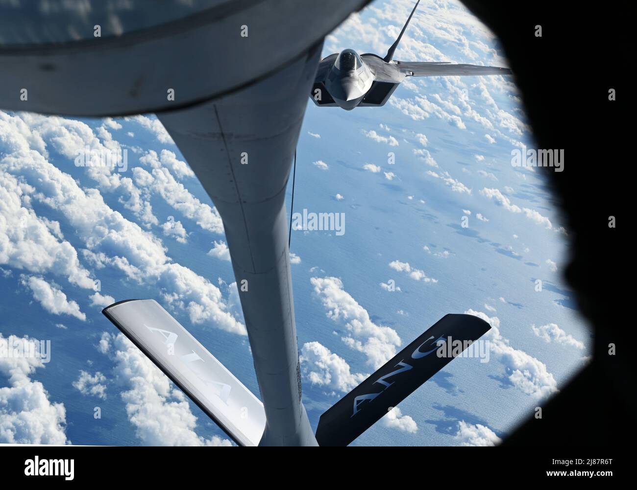 Ein Pilot der US-Luftwaffe F-22 Raptor nähert sich dem KC-135 Stratotanker, der dem 117. Air Betanking Wing, Alabama Air National Guard, zugewiesen wurde, während einer Tankaufübung vor der Küste von Jacksonville, Florida, für Sentry Savannah 22-1 am 12. Mai 2022. Übungen wie Sentry Savannah im Air Dominance Center trainieren und testen nicht nur die Gegenluftfähigkeiten der nächsten Generation von Kampfpiloten, sondern sie bieten auch kritische Erfahrung und Training für 10 verschiedene Wartungseinheiten von Airmen in der schnellen Beschäftigung und Bergung von Flugzeugen. Stockfoto