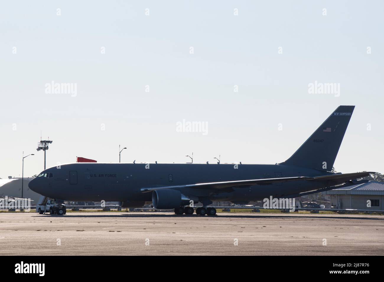 Eine US Air Force KC-46 Pegasus mit dem 157. Air Betanking Wing, New Hampshire Air National Guard, sitzt am 11. Mai 2022 auf der Fluglinie im Hunter Army Airfield, Georgia. Drei Lufttankeinheiten von der gesamten Air National Guard haben zur Unterstützung von Sentry Savannah 2022, der wichtigsten Gegenluftübung der ANG, die 10 Einheiten von Kampfflugzeugen der vierten und fünften Generation umfasst, während des Fluges getankt. Testet die Fähigkeiten unserer Kampfkämpfer in einer simulierten Umgebung mit gleichrangigen Kollegen und schult die nächste Generation von Kampfpiloten für den Kampf von morgen. (USA Foto der Air National Guard von Staf Stockfoto