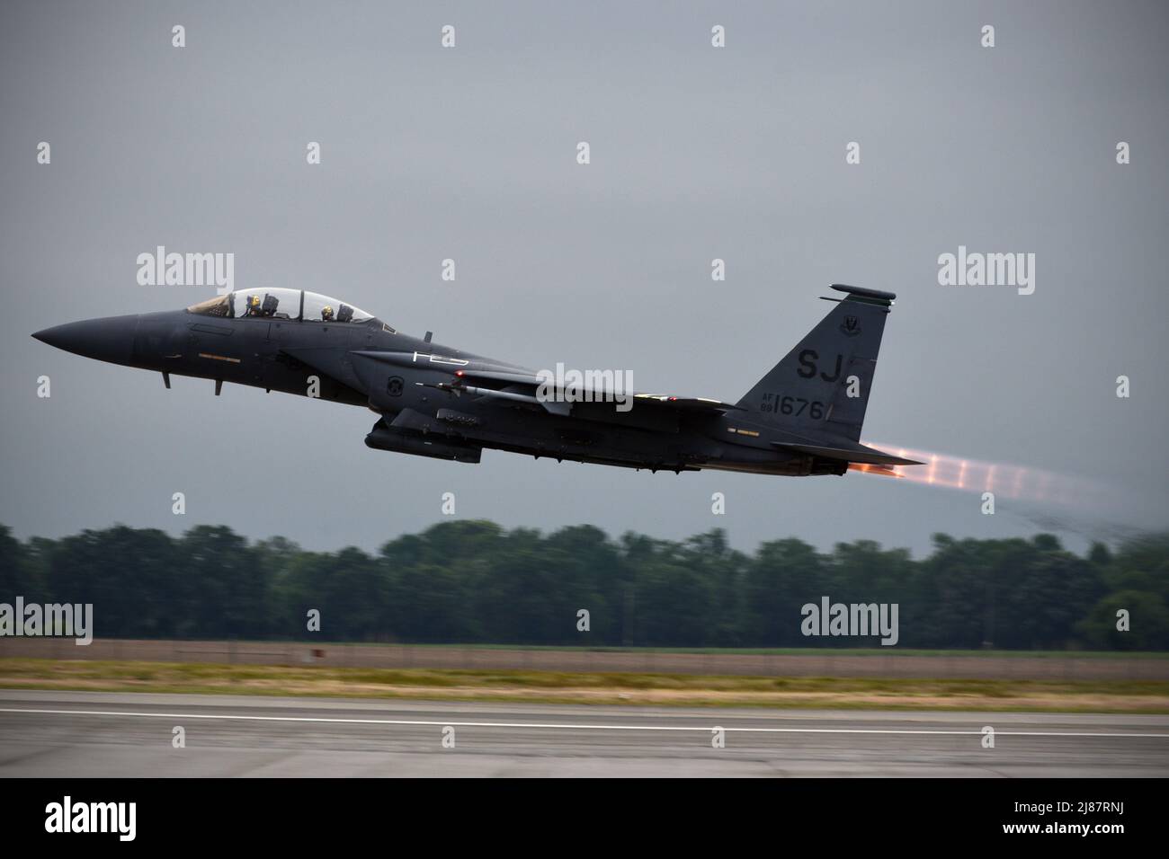 Ein F-15E Strike Eagle hebt am 5. Mai 2022 auf dem Luftwaffenstützpunkt Seymour Johnson, North Carolina, ab. Der 4. Fighter Wing beherbergt 94 F-15E Strike Eagle Flugzeuge, die zwei operationellen und zwei Trainingseinheiten zugeordnet sind und mehr als 12.000 Einsatzeinheiten und 21.000 Stunden pro Jahr fliegen. (USA Luftstreitkräfte-Foto von 2D LT. Katrina M. Heikkinen) Stockfoto