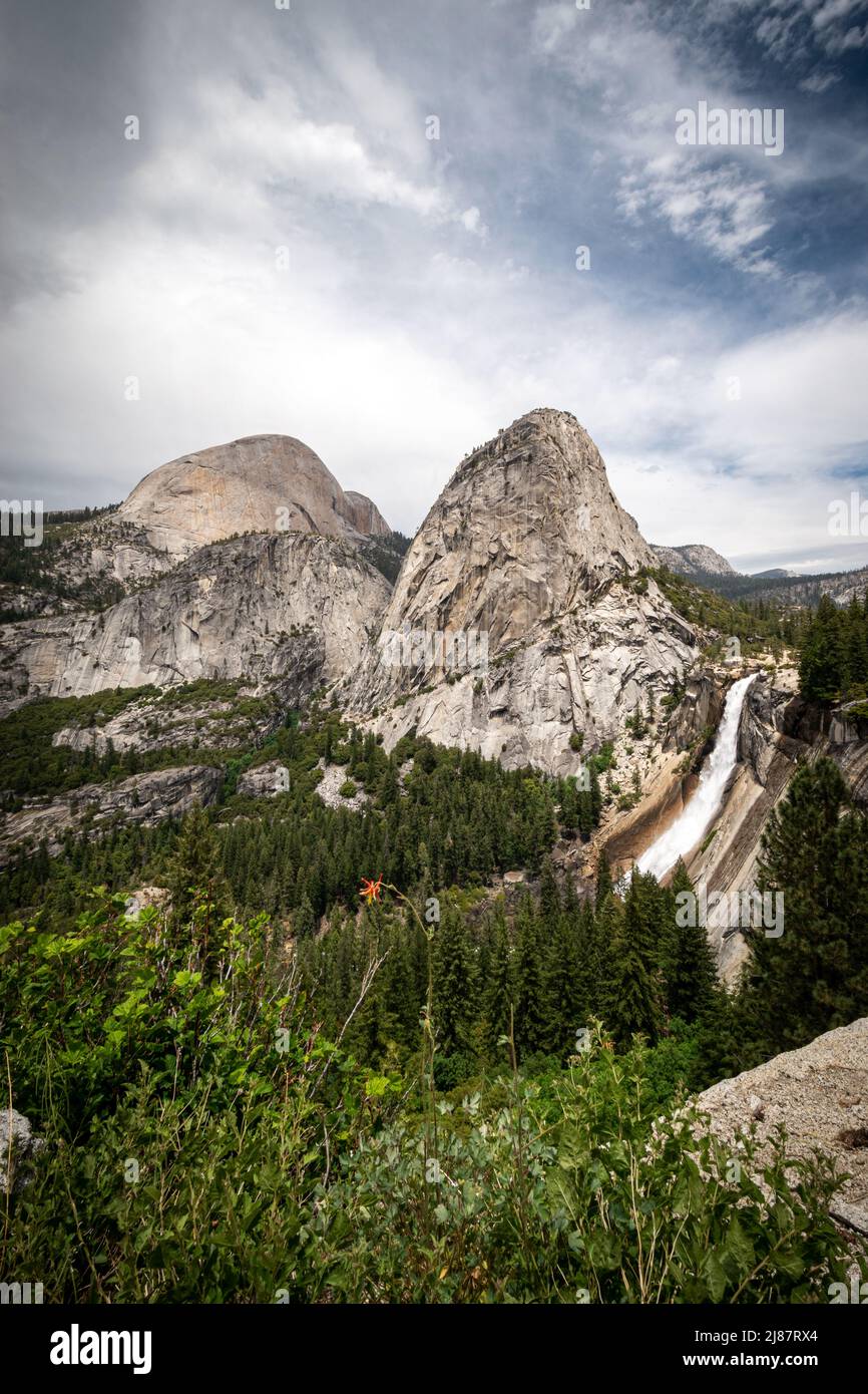 Nevada Falls im Yosemite National Park, vom John Muir Trail aus gesehen. Stockfoto