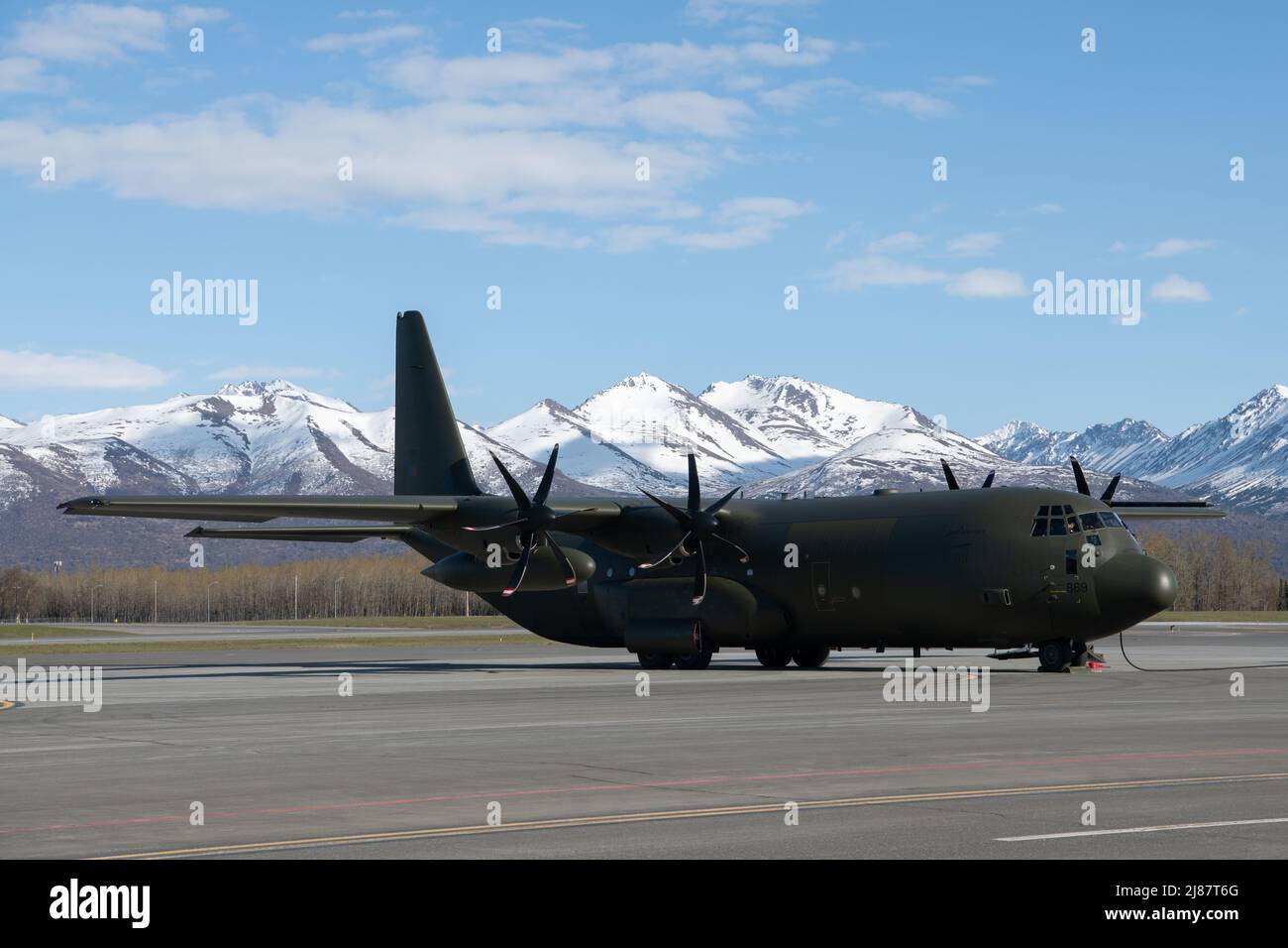 Eine Flugcrew der Royal Air Force, die dem Squadron No. 47, RAF Brize Norton, England, zugewiesen ist, führt während DER RED FLAG-Alaska 22-1 auf der Joint Base Elmendorf-Richardson, Alaska, am 10. Mai 2022 Kontrollen nach dem Flug durch. Rund 2.200 Service-Mitglieder aus den USA, Großbritannien und Kanada werden während dieser Übung voraussichtlich mehr als 90 Flugzeuge von über 25 Einheiten fliegen, warten und unterstützen. (USA Luftwaffe Foto von Senior Airman Emily Farnsworth) Stockfoto