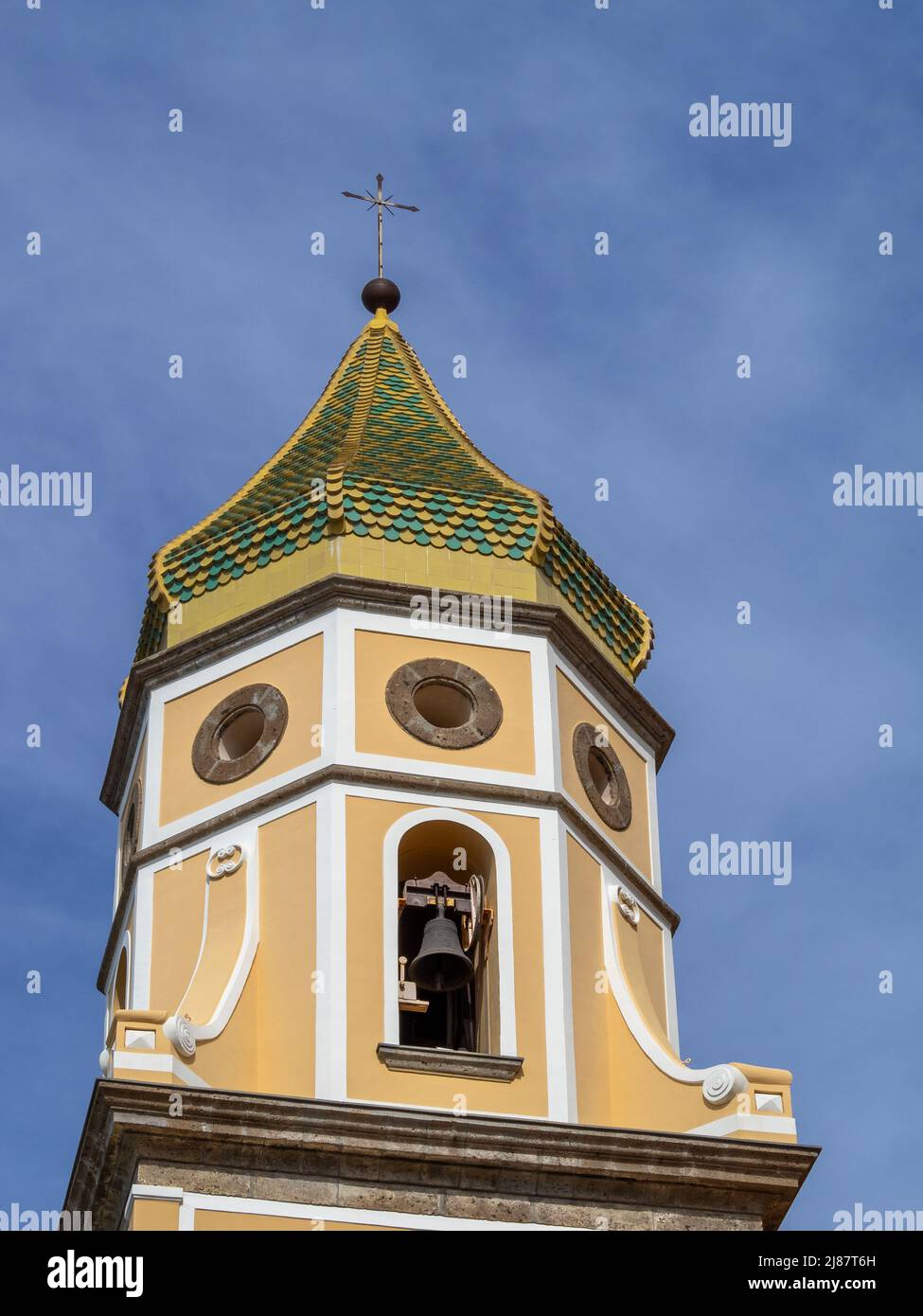 San Gennaro majolica bedeckter Glockenturm, Praiano Stockfoto