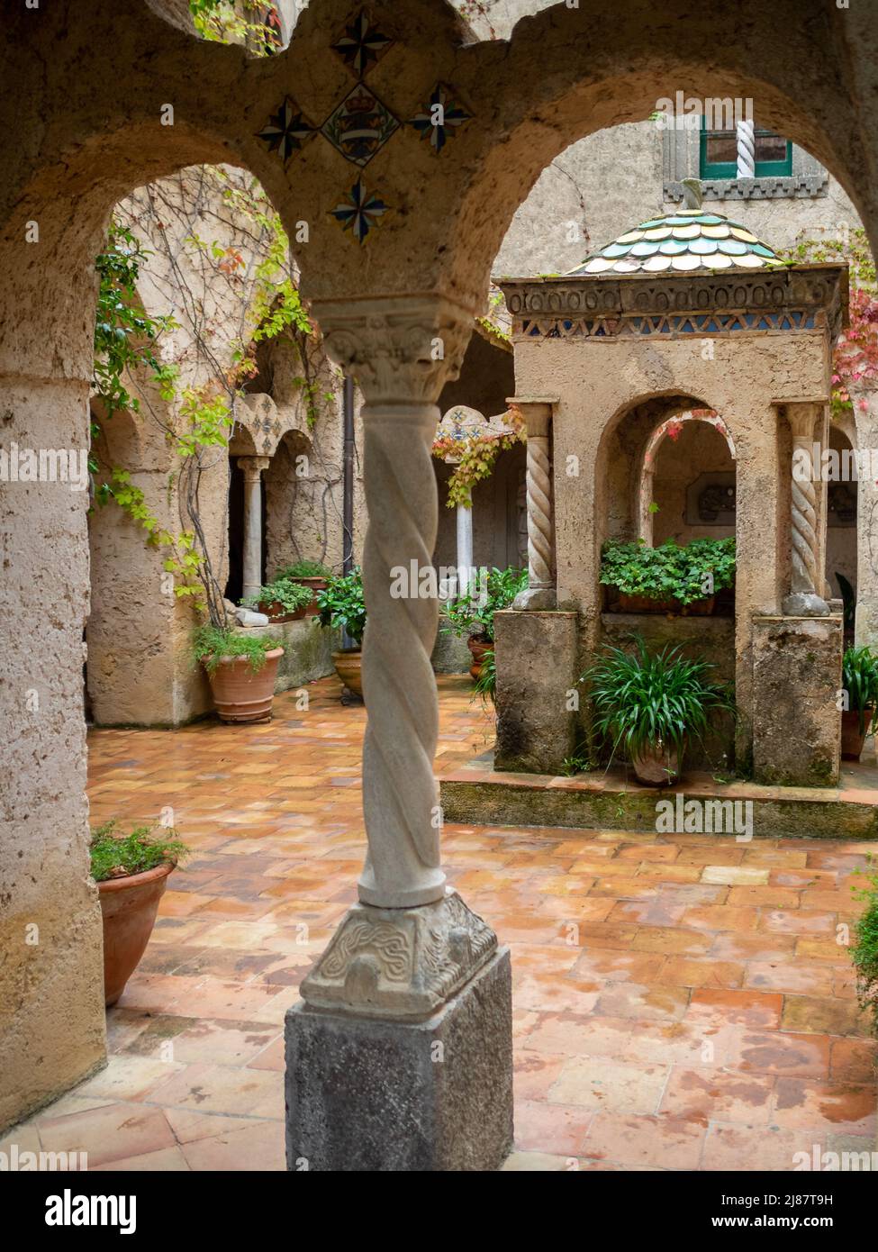 Villa Cimbrone Kreuzgang und Brunnen Stockfoto