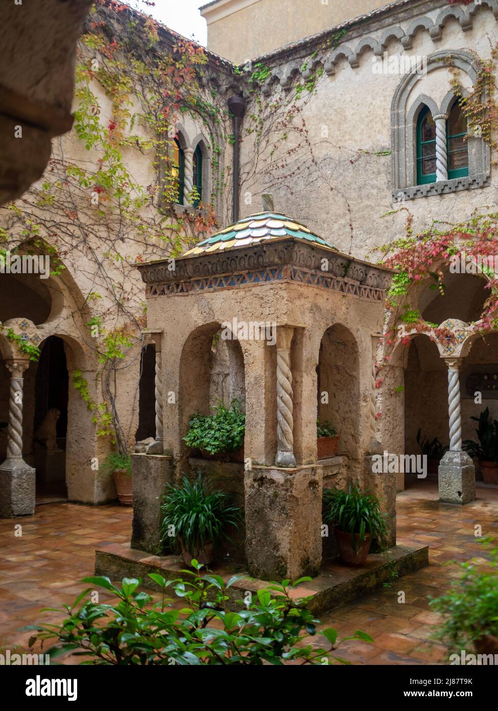 Villa Cimbrone Kreuzgang und Brunnen Stockfoto