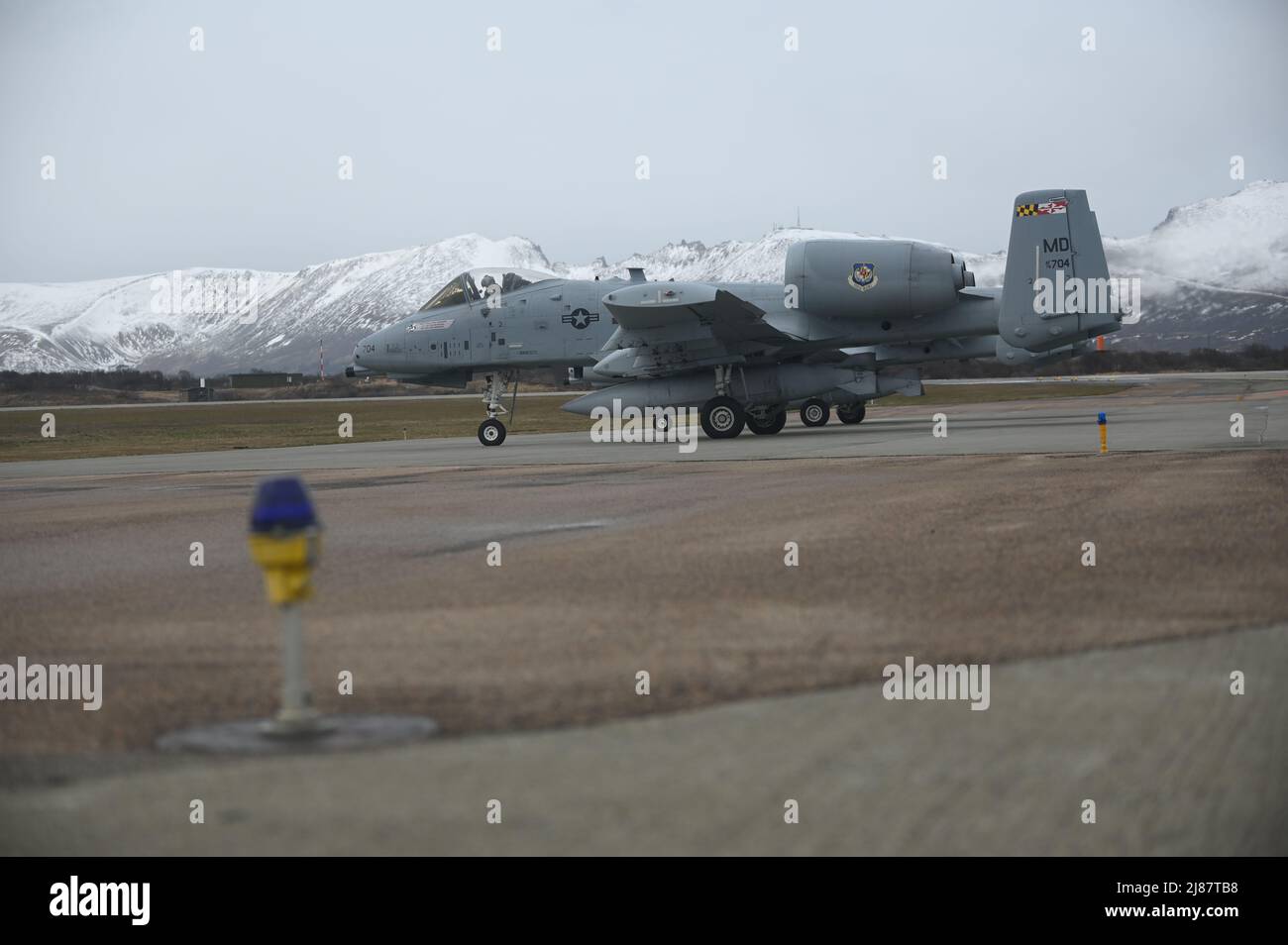 Ein A10-C-Thunderbolt-II-Flugzeug, das der 104. Fighter Squadron, Maryland Air National Guard, zugewiesen wurde, bereitet sich auf den Start von der Andoya Air Base vor und fährt zur Setermoen Range, um an der Swift Response Übung am 9. Mai 2022 in Andenes, Norwegen, teilzunehmen. Swift Response ist eine jährlich von USAREUR-AF geleitete multinationale Trainingsübung, die in ganz Osteuropa, einschließlich der Arktis, der Ostsee und der Balkanhalbinsel, stattfindet und die darauf ausgerichtet ist, die Bereitschaft und die Interoperabilität mit Verbündeten und Partnern in der Luft zu verbessern. (USA Foto der Air National Guard von Tech. Sgt. Enjoli Saunders) Stockfoto