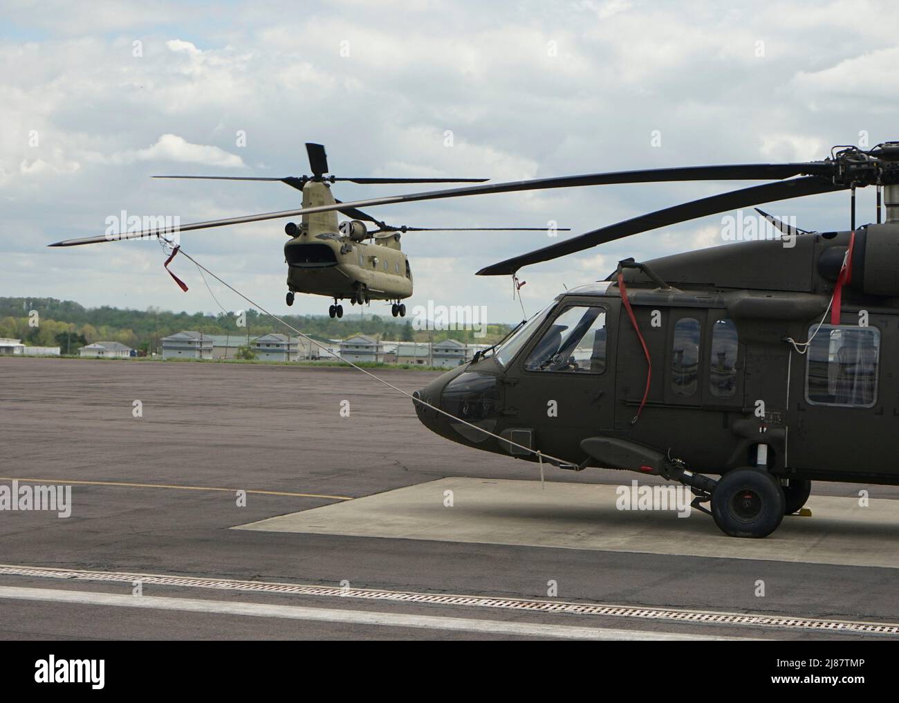 Ein Hubschrauber der Nationalgarde von Pennsylvania CH-47F Chinook hebt ab, in dem zivile Arbeitgeber am Boss Lift vom Muir Airfield in Fort Indiantown Gap teilnehmen, Pa. Boss Lift ist ein Programm, bei dem Mitglieder der PA National Guard Service zivilen Arbeitgebern eine Erfahrung aus erster Hand geben, welche Ausbildung und Ausrüstung Mitglieder der nationalen Guard Service-Ausbildung durchführen (USA Armeefoto von Sgt. 1. Class Matthew Keeler). Stockfoto