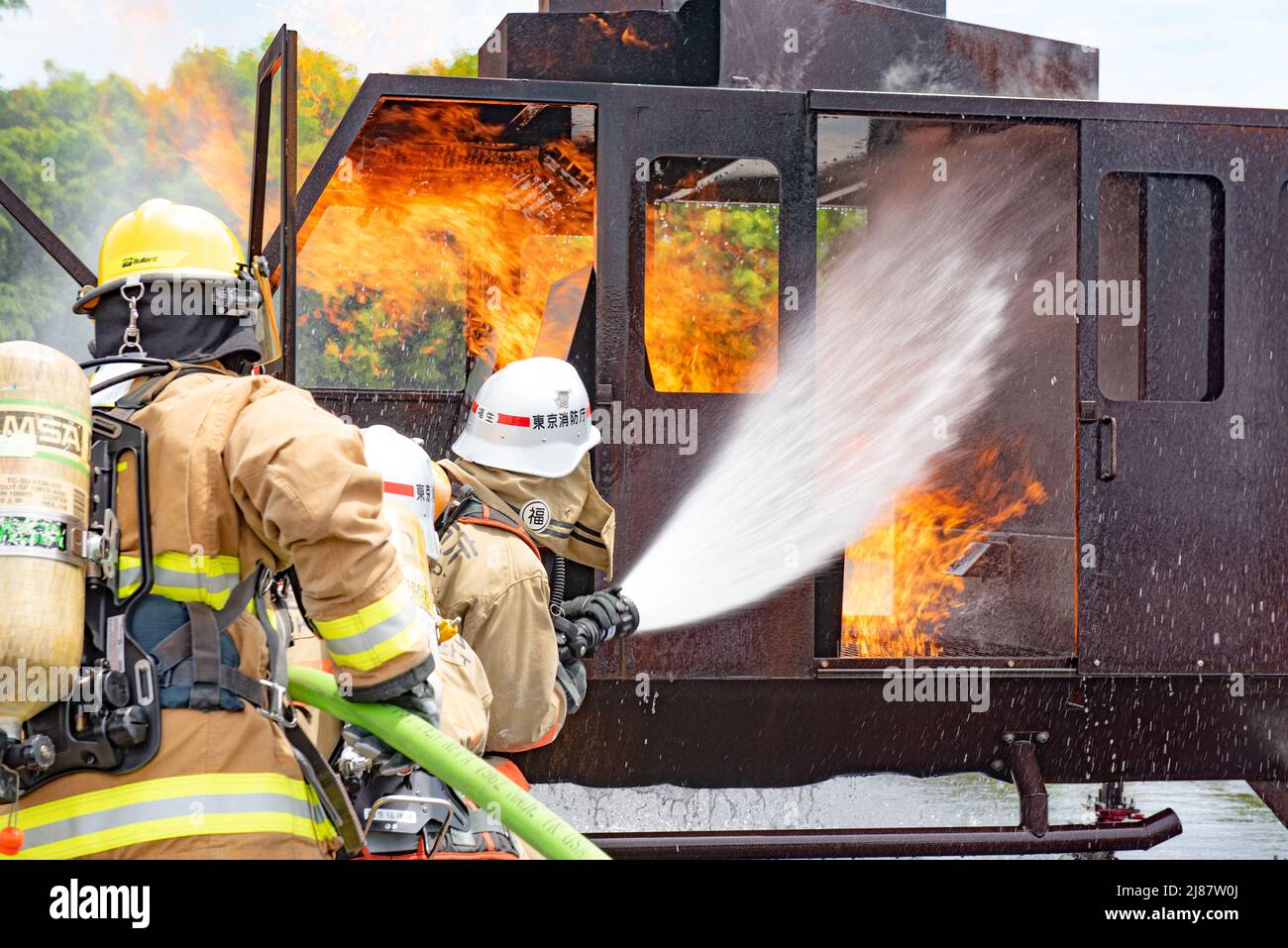 Feuerwehrleute mit der 374. Civil Engineer Squadron Fire Department und der Tokyo Fire Department, Fussa Fire Station, sprühen während einer größeren Übung zur Reaktion auf Unfälle auf dem Yokota Air Base, Japan, 11. Mai 2022 einen Feuerwehrtrainer mit Wasser. Die MARE testete die Reaktion der Basis auf einen simulierten F-16 Kampf gegen Falcon Absturz und die Fähigkeit, mit Missionspartnern zusammenzuarbeiten. Dank der Unterstützung der Naval Air Facility Atsugi, Commander Fleet Activities Yokosuka, des Misawa Air Base und der Tokyo Fire Department, der Fussa Fire Station, war dies die größte MARE in der Geschichte von Yokota. (USA Luftwaffe Foto von Machiko A Stockfoto