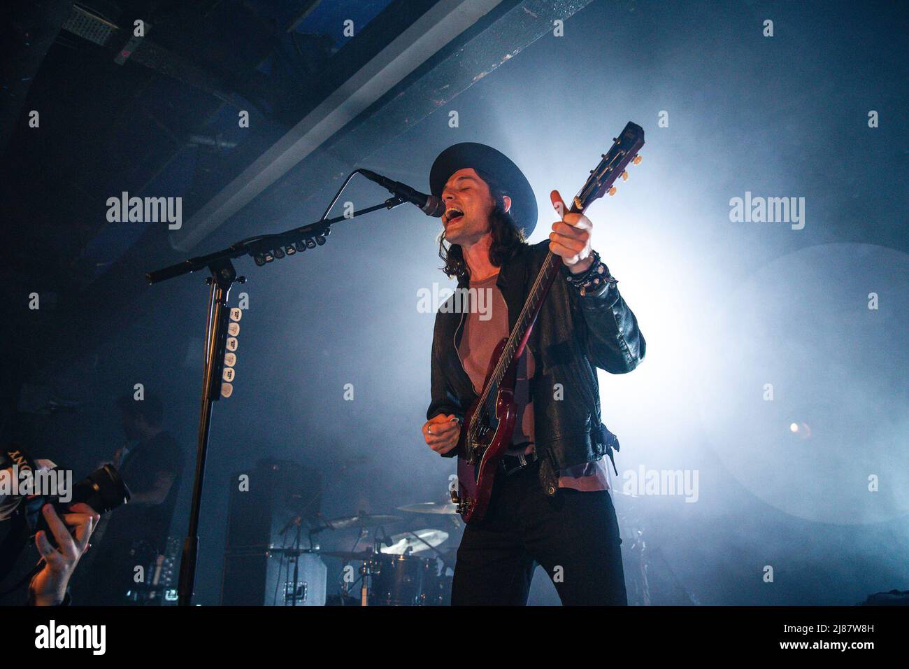 13. Mai 2022: Der englische Singer-Songwriter und Gitarrist James Bay spielt am letzten Abend seiner UK-Tournee 2022 eine ausverkaufte Show im Leadmill in Sheffield. Die Tour kommt vor der Veröffentlichung seines 3. Studio-Album â €˜Leapâ €™ im Juli veröffentlicht. Die Leadmill droht immer noch zu schließen, da Tausende von Menschen eine Petition unterschreiben, um den legendären Veranstaltungsort zu retten. Arctic Monkeys, Richard Hawley, Jarvis Cocker und bringen Sie mir die Horizonâ €™s Oli Sykes gehören zu den Sheffield-Künstler gesprochen haben, zur Unterstützung des Veranstaltungsortes (Credit Image: © Myles Wright/ZUMA Press Wire) Stockfoto