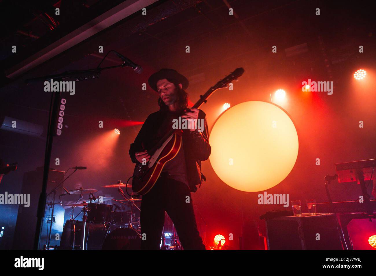 13. Mai 2022: Der englische Singer-Songwriter und Gitarrist James Bay spielt am letzten Abend seiner UK-Tournee 2022 eine ausverkaufte Show im Leadmill in Sheffield. Die Tour kommt vor der Veröffentlichung seines 3. Studio-Album â €˜Leapâ €™ im Juli veröffentlicht. Die Leadmill droht immer noch zu schließen, da Tausende von Menschen eine Petition unterschreiben, um den legendären Veranstaltungsort zu retten. Arctic Monkeys, Richard Hawley, Jarvis Cocker und bringen Sie mir die Horizonâ €™s Oli Sykes gehören zu den Sheffield-Künstler gesprochen haben, zur Unterstützung des Veranstaltungsortes (Credit Image: © Myles Wright/ZUMA Press Wire) Stockfoto
