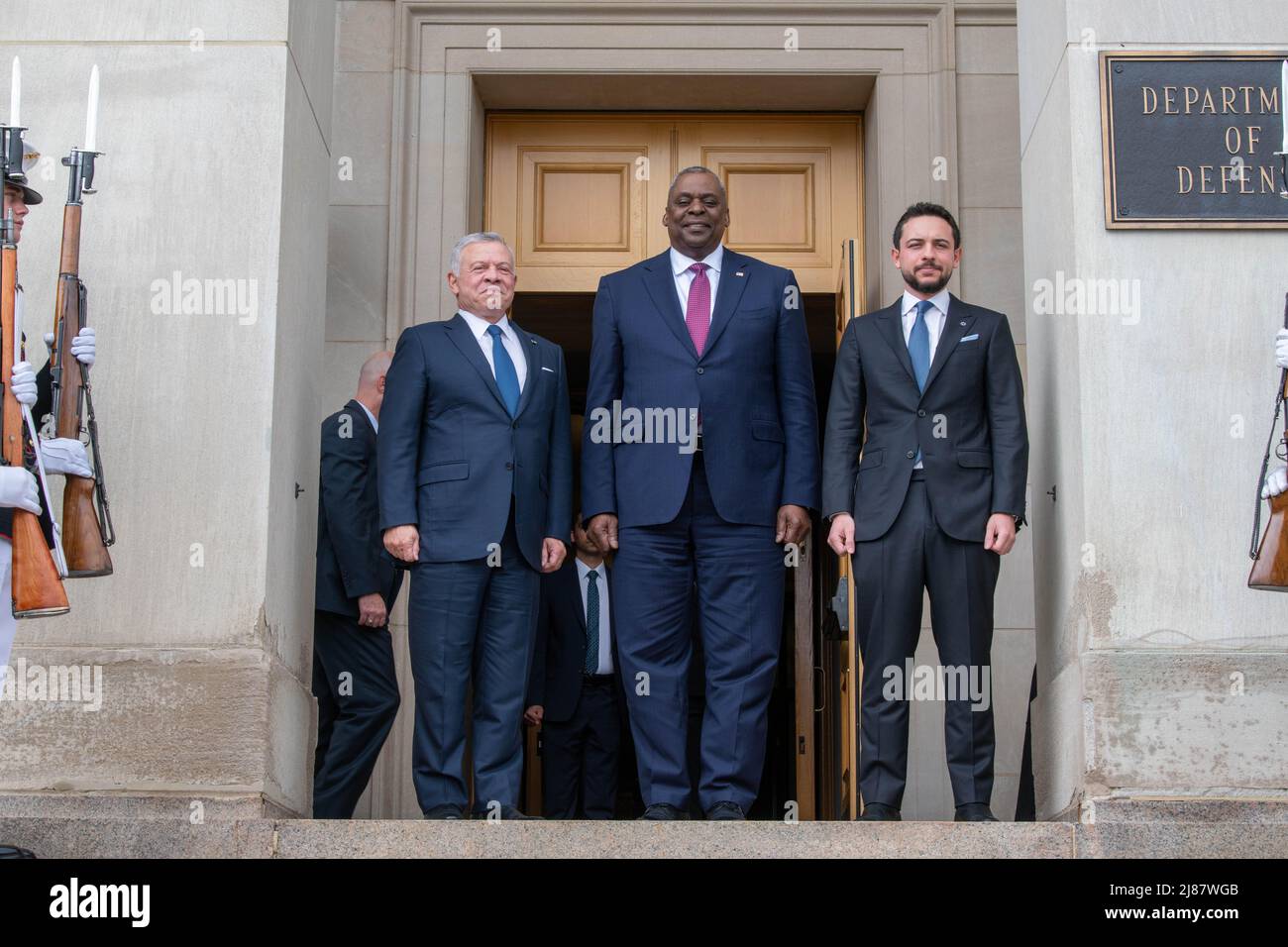 Arlington, Vereinigte Staaten Von Amerika. 12.. Mai 2022. Arlington, Vereinigte Staaten von Amerika. 12. Mai 2022. US-Verteidigungsminister Lloyd J. Austin III, Mitte, steht mit König Abdullah II. Von Jordanien, links, und seinem Sohn Kronprinz von Jordanien Hussein bin Abdullah, rechts, während der Ankunftszeremonie im Pentagon am 12. Mai 2022 in Arlington, Virginia. Kredit: MC2 James K Lee/DOD/Alamy Live Nachrichten Stockfoto
