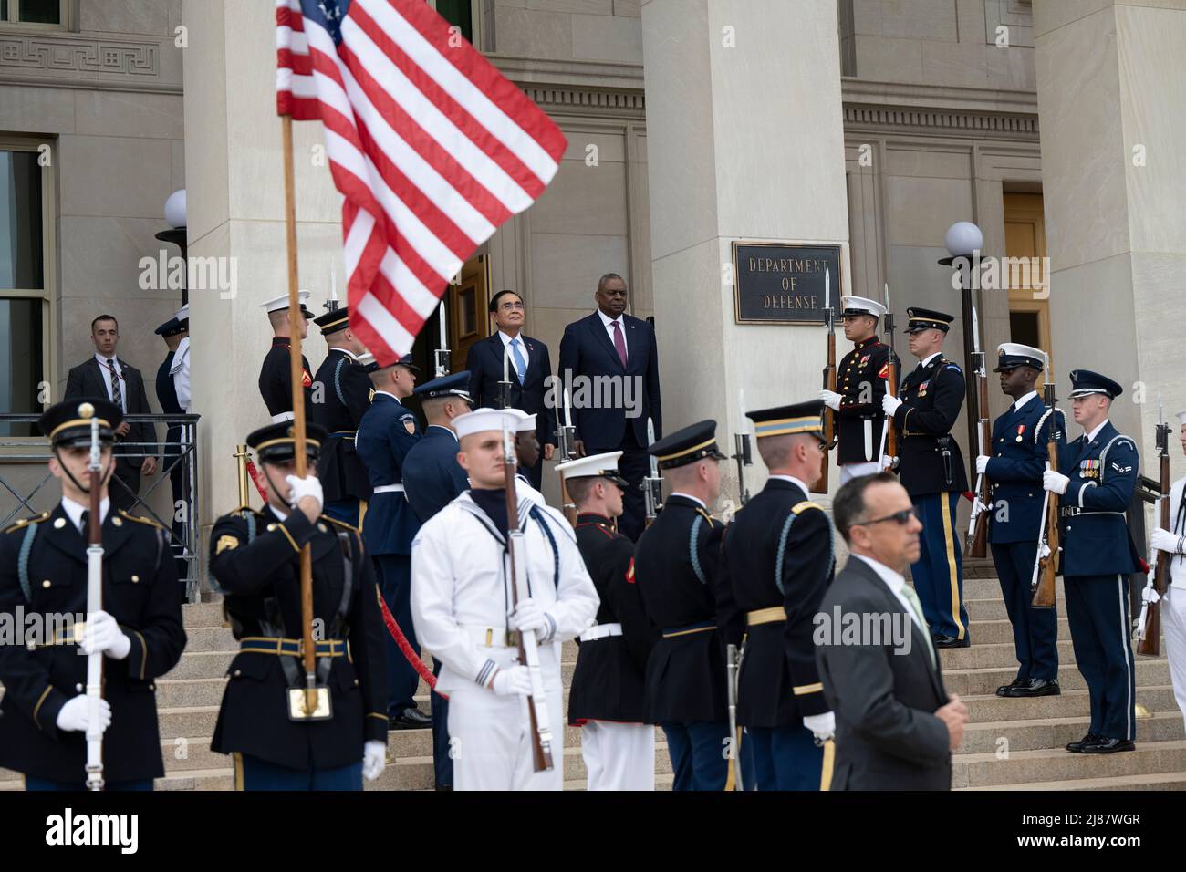 Arlington, Vereinigte Staaten Von Amerika. 12.. Mai 2022. Arlington, Vereinigte Staaten von Amerika. 12. Mai 2022. US-Verteidigungsminister Lloyd J. Austin III steht mit dem thailändischen Premierminister Prayut Chan-o-cha, der während der Ankunftszeremonie im Pentagon am 12. Mai 2022 in Arlington, Virginia, links steht. Quelle: Lisa Ferdinando/DOD/Alamy Live News Stockfoto