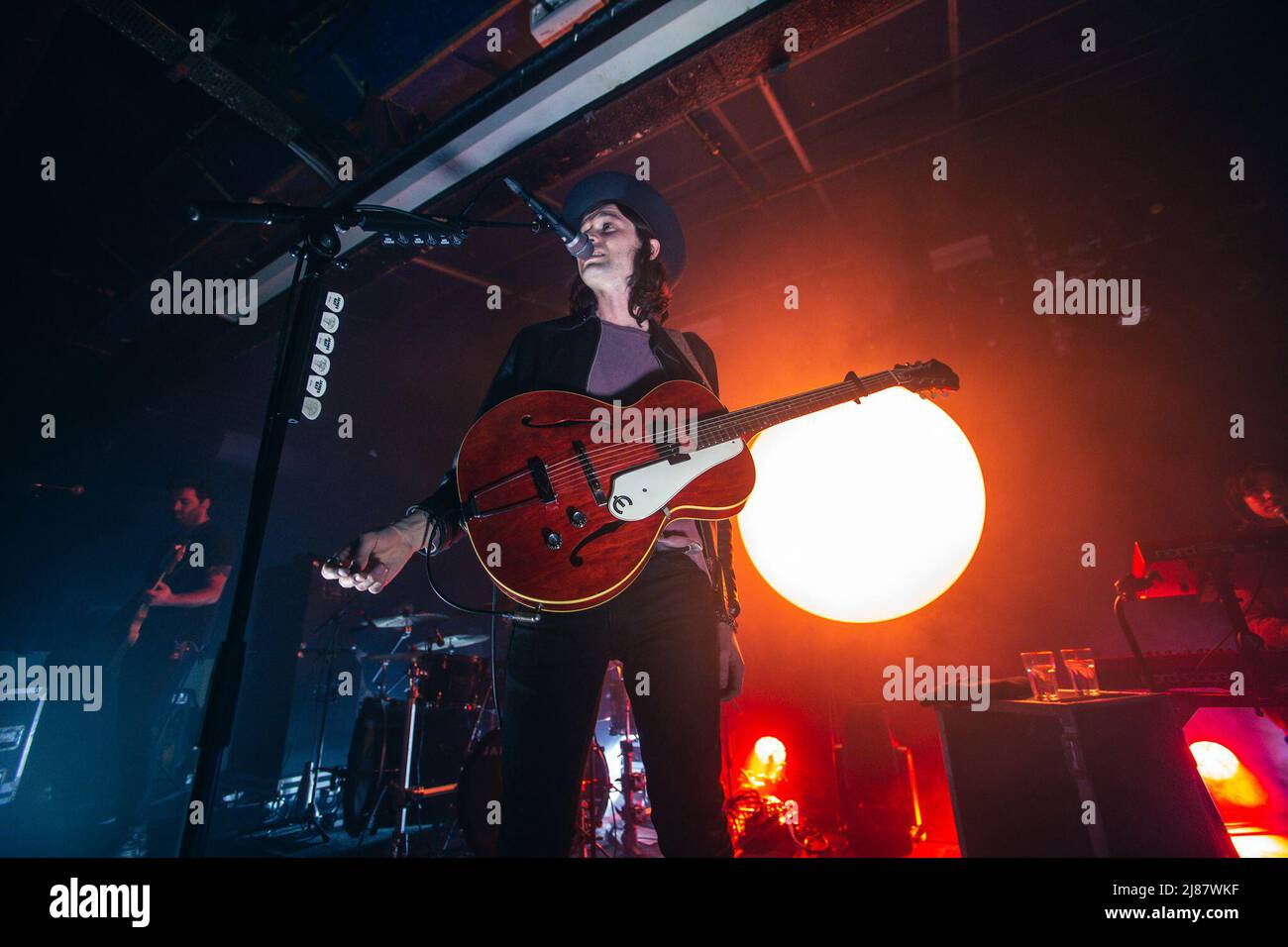 13. Mai 2022: Der englische Singer-Songwriter und Gitarrist James Bay spielt am letzten Abend seiner UK-Tournee 2022 eine ausverkaufte Show im Leadmill in Sheffield. Die Tour kommt vor der Veröffentlichung seines 3. Studio-Album â €˜Leapâ €™ im Juli veröffentlicht. Die Leadmill droht immer noch zu schließen, da Tausende von Menschen eine Petition unterschreiben, um den legendären Veranstaltungsort zu retten. Arctic Monkeys, Richard Hawley, Jarvis Cocker und bringen Sie mir die Horizonâ €™s Oli Sykes gehören zu den Sheffield-Künstler gesprochen haben, zur Unterstützung des Veranstaltungsortes (Credit Image: © Myles Wright/ZUMA Press Wire) Stockfoto