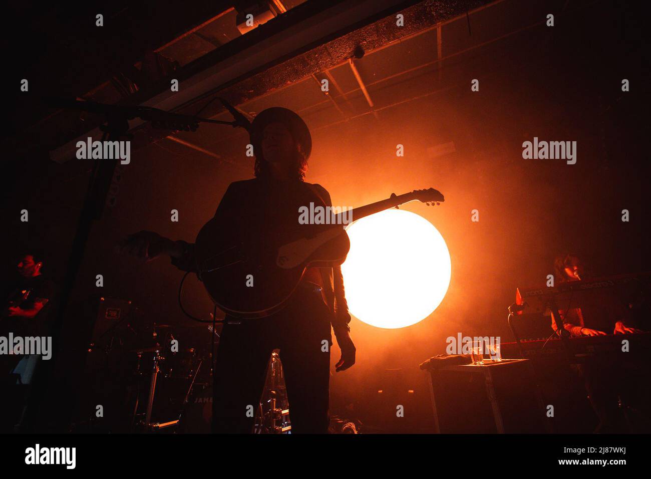 13. Mai 2022: Der englische Singer-Songwriter und Gitarrist James Bay spielt am letzten Abend seiner UK-Tournee 2022 eine ausverkaufte Show im Leadmill in Sheffield. Die Tour kommt vor der Veröffentlichung seines 3. Studio-Album â €˜Leapâ €™ im Juli veröffentlicht. Die Leadmill droht immer noch zu schließen, da Tausende von Menschen eine Petition unterschreiben, um den legendären Veranstaltungsort zu retten. Arctic Monkeys, Richard Hawley, Jarvis Cocker und bringen Sie mir die Horizonâ €™s Oli Sykes gehören zu den Sheffield-Künstler gesprochen haben, zur Unterstützung des Veranstaltungsortes (Credit Image: © Myles Wright/ZUMA Press Wire) Stockfoto