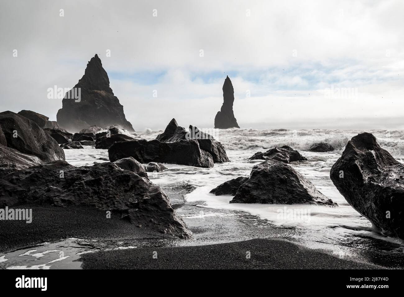 Schöne Meereslandschaft mit den Basaltstapeln von Reynisdrangar am Strand von Reynisfjara, in der Nähe von Vík í Mýrdal, Island Stockfoto