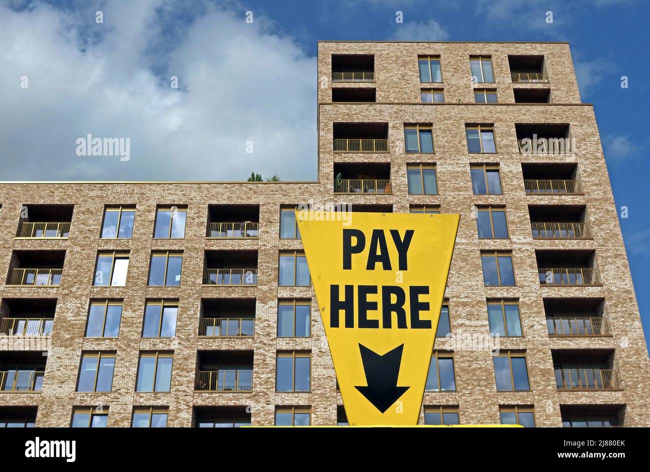 Zahlen Sie hier Schild, vor dem neuen Wohnblock, Northern Quarter, The Astley, Houldsworth Street, Manchester M1 Stockfoto