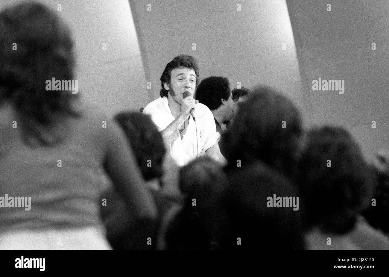 Bruce Springsteen tritt beim NO Nukes Konzert im Hollywood Bowl, 1981 auf Stockfoto