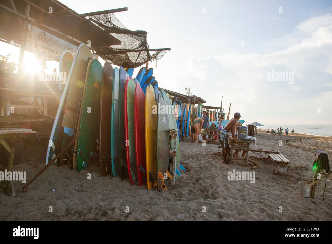 Surfbretter zur Miete am Batu Bolong Beach in Canggu, Bali, Indonesien mit Longboards, Short Boards und Body Boards. Stockfoto