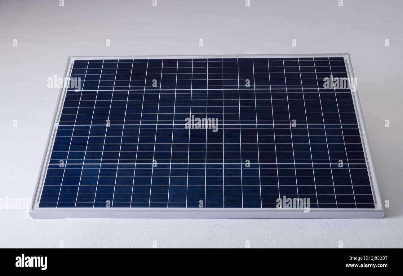 High-Angle-Ansicht von Solarpanel isoliert vor weißem Hintergrund, kopieren Raum Stockfoto