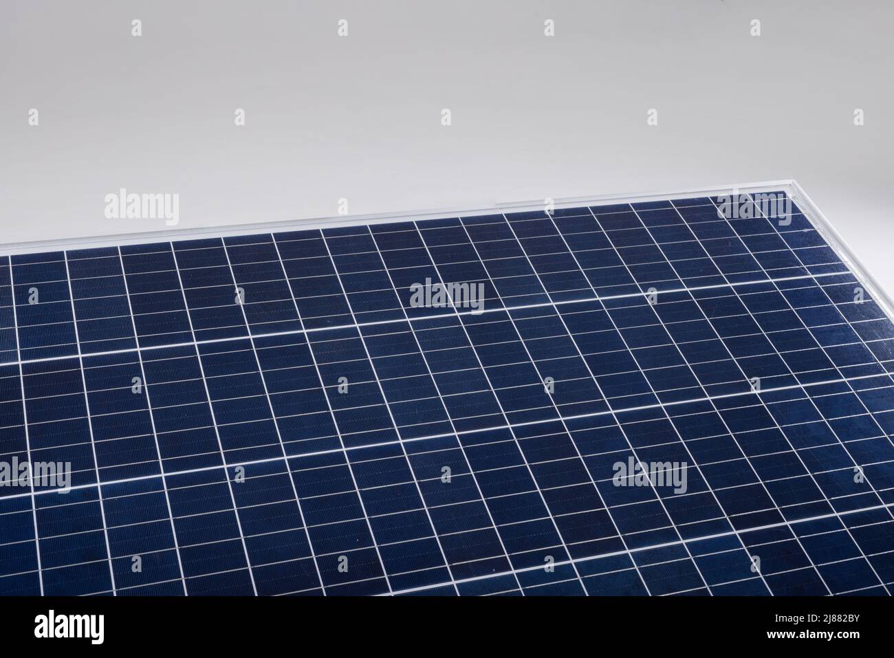 High-Angle-Ansicht der blauen Solarpanel isoliert vor weißem Hintergrund, kopieren Raum Stockfoto
