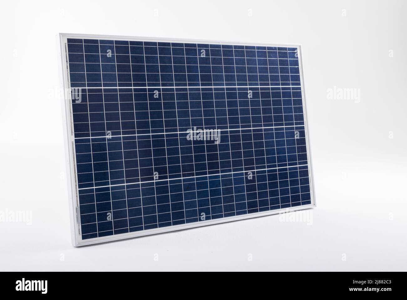 Blaues Solarpanel mit Gittermustern isoliert vor weißem Hintergrund, kopieren Raum Stockfoto