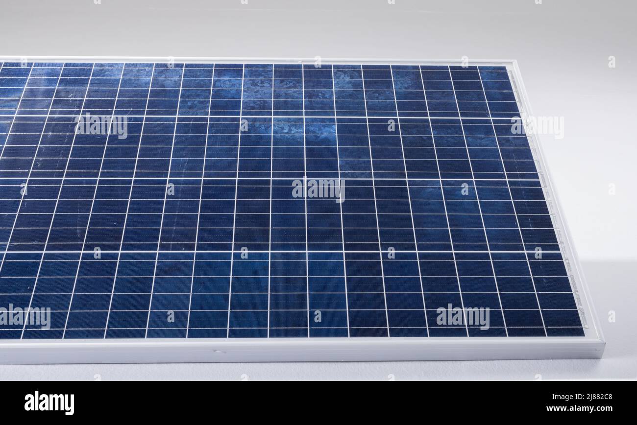 High-Angle-Ansicht des blauen Solarpanels mit Gittermustern isoliert vor weißem Hintergrund, kopieren Raum Stockfoto