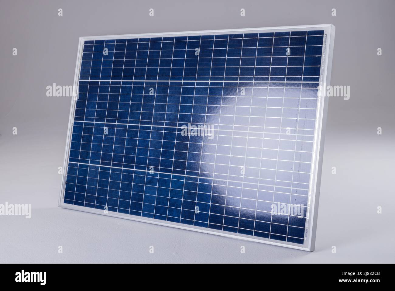 Sonnenlicht reflektiert auf blauem Solarpanel isoliert vor weißem Hintergrund, kopieren Raum Stockfoto