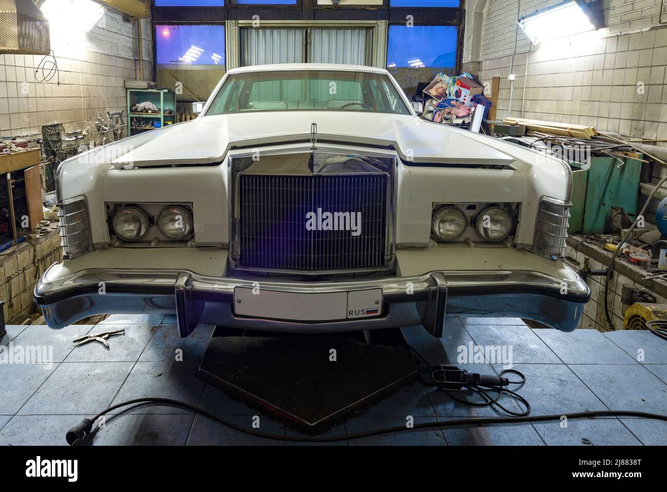 SANKT PETERSBURG, RUSSLAND - 24. NOVEMBER 2020: Klassische amerikanische Limousine des Lincoln Continental Town Car in alter Tankstelle Stockfoto