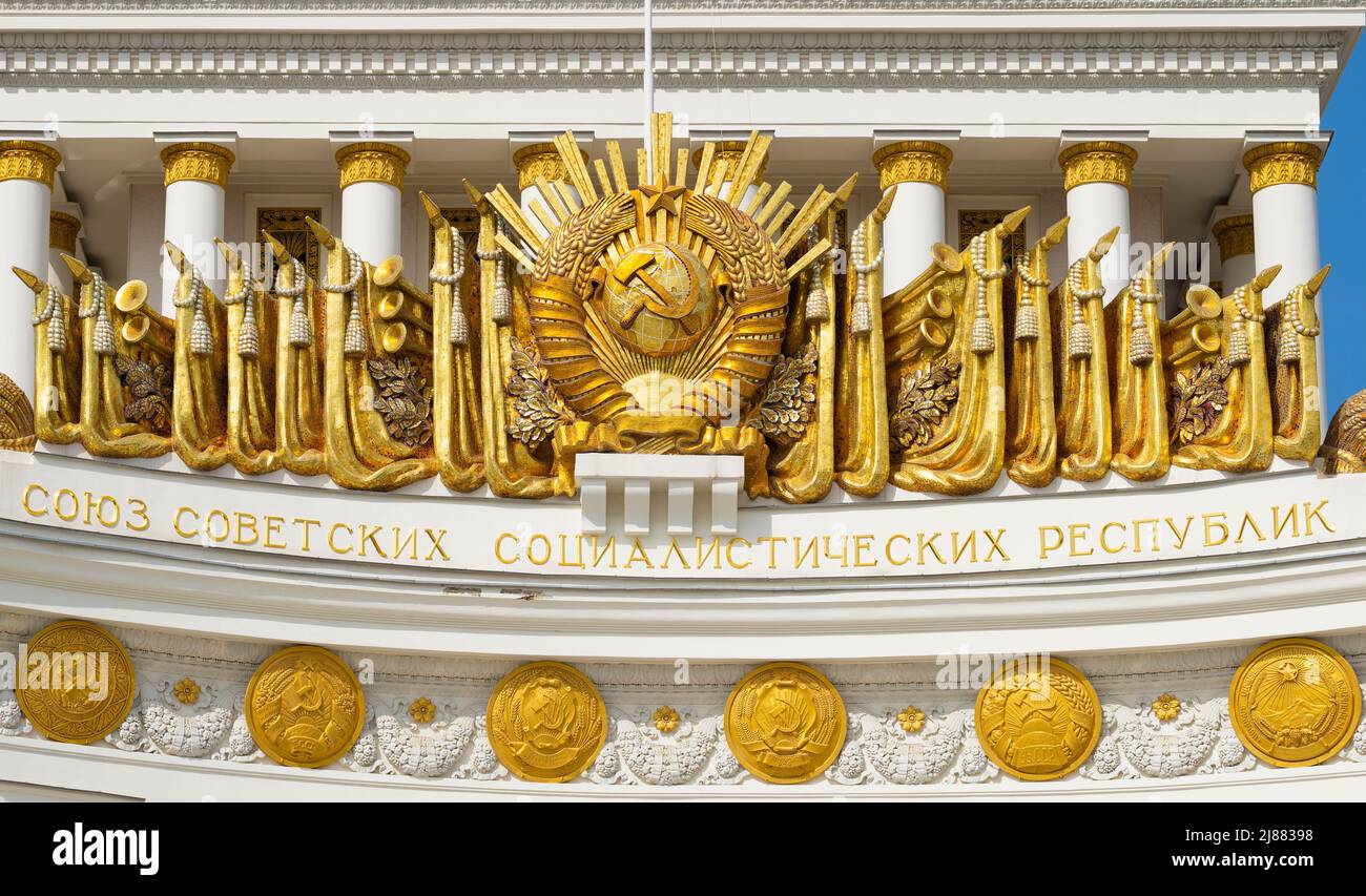 MOSKAU, RUSSLAND - 14. APRIL 2021: Emblem der UdSSR und die Inschrift Union der Sozialistischen Sowjetrepubliken auf dem Giebel des Zentralpavillons (P Stockfoto