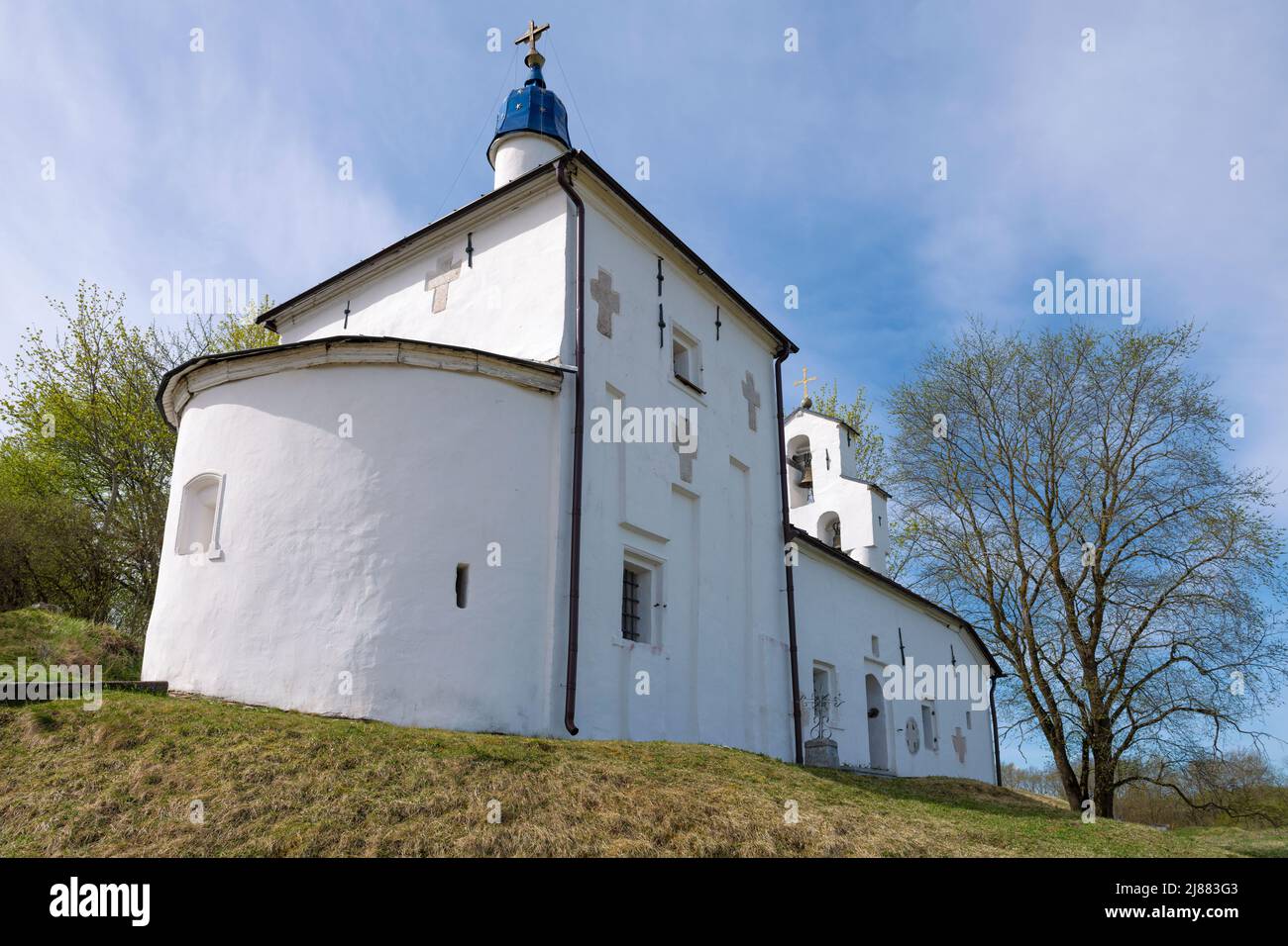 Die alte Kirche des Wundertäters Nikolaus auf der Siedlung Truvor an einem sonnigen Maitag. Izborsk. Pskow-Region, Russland Stockfoto