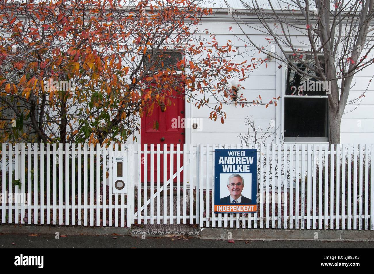 Das Plakat zur Bundestagswahl 2022 des unabhängigen Kandidaten Andrew Wilkie wurde auf einem viktorianischen Cottage in Battery Point, Hobart, Tasmanien, Australien, ausgestellt Stockfoto