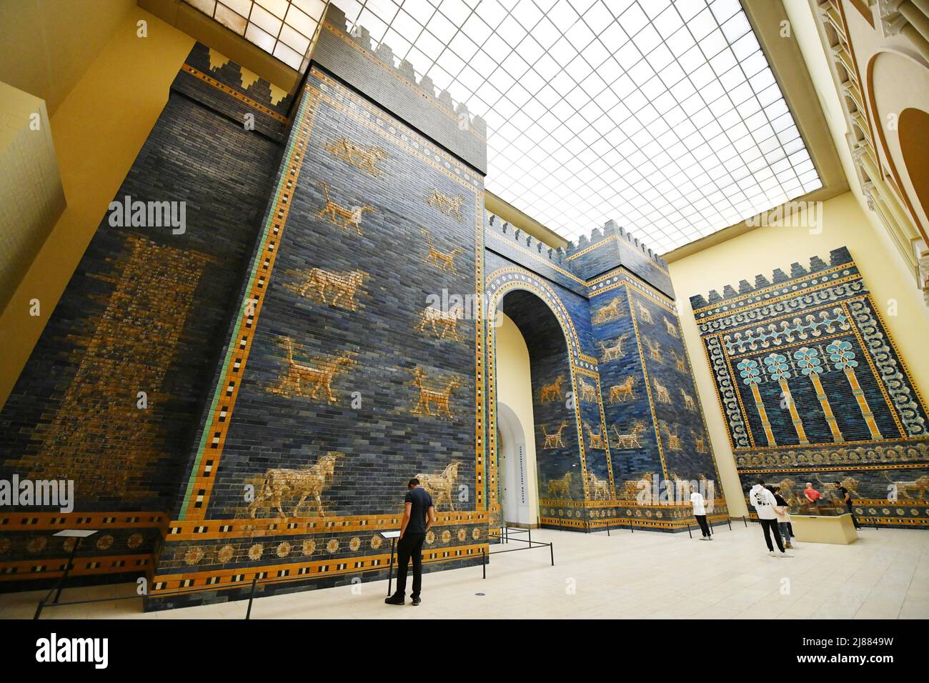 Berlin, Deutschland. 13.. Mai 2022. Das Foto vom 13. Mai 2022 zeigt das Ishtar-Tor im Pergamon-Museum in Berlin, der Hauptstadt Deutschlands. Quelle: Ren Pengfei/Xinhua/Alamy Live News Stockfoto