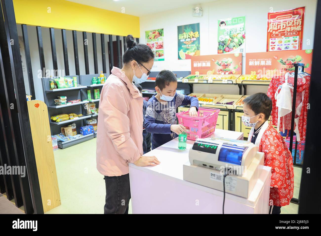 RUGAO, CHINA - 14. MAI 2022 - Kinder simulieren den täglichen Einkauf im Szenensimulationszentrum des Behindertenservice in Rugao, Jiangsu Stockfoto