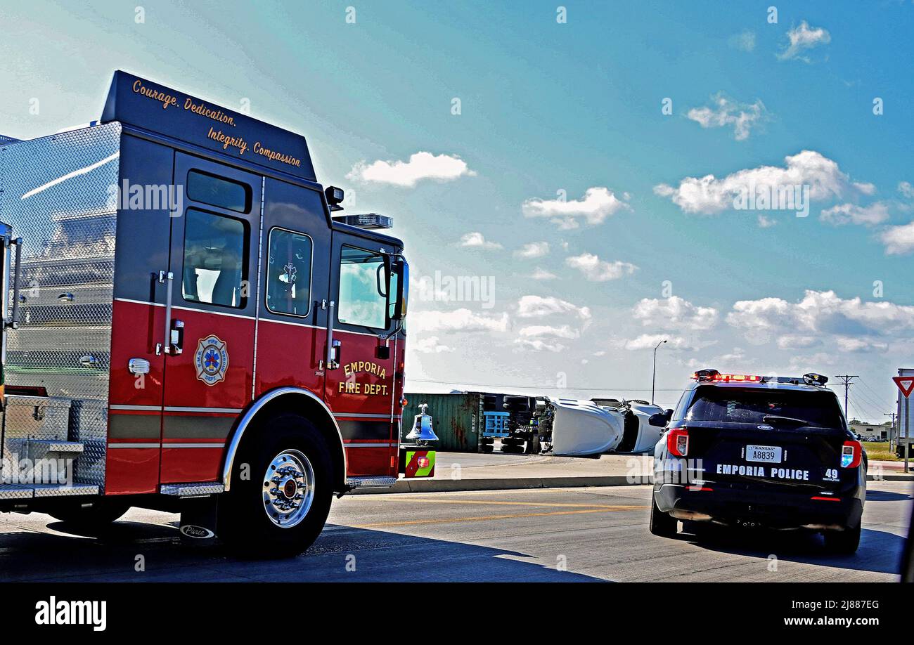 EMPORIA, KANSAS - 7. Oktober 2021 die Polizei und die örtliche Feuerwehr reagieren auf einen Traktoranhänger, der aufgrund übermäßiger Geschwindigkeit bei der Navigation in einem Kreisverkehr auf der Autobahn überrollt wurde Stockfoto