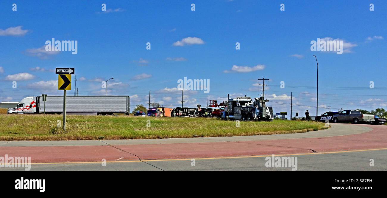 EMPORIA, KANSAS - 7. Oktober 2021 die Polizei und die örtliche Feuerwehr reagieren auf einen Traktoranhänger, der aufgrund übermäßiger Geschwindigkeit bei der Navigation in einem Kreisverkehr auf der Autobahn überrollt wurde Stockfoto
