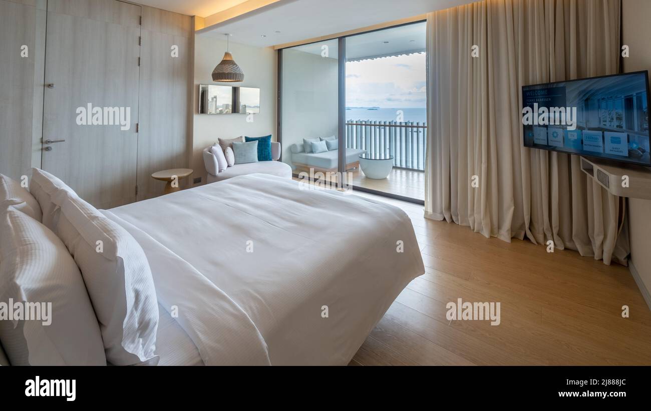 Pattaya Thailand Mai 2022, modernes Hilton Hotel an der Strandpromenade Pattaya. Modern gestaltetes Hotelzimmer Stockfoto