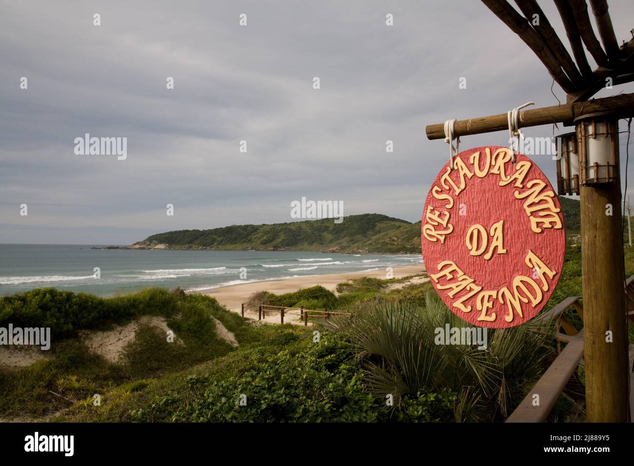 Restaurante da Fazenda mit Blick auf den Strand Praia do Rosa in der Nähe des Vida Sol e Mar Eco Resort, Santa Catarina, Brasilien Stockfoto