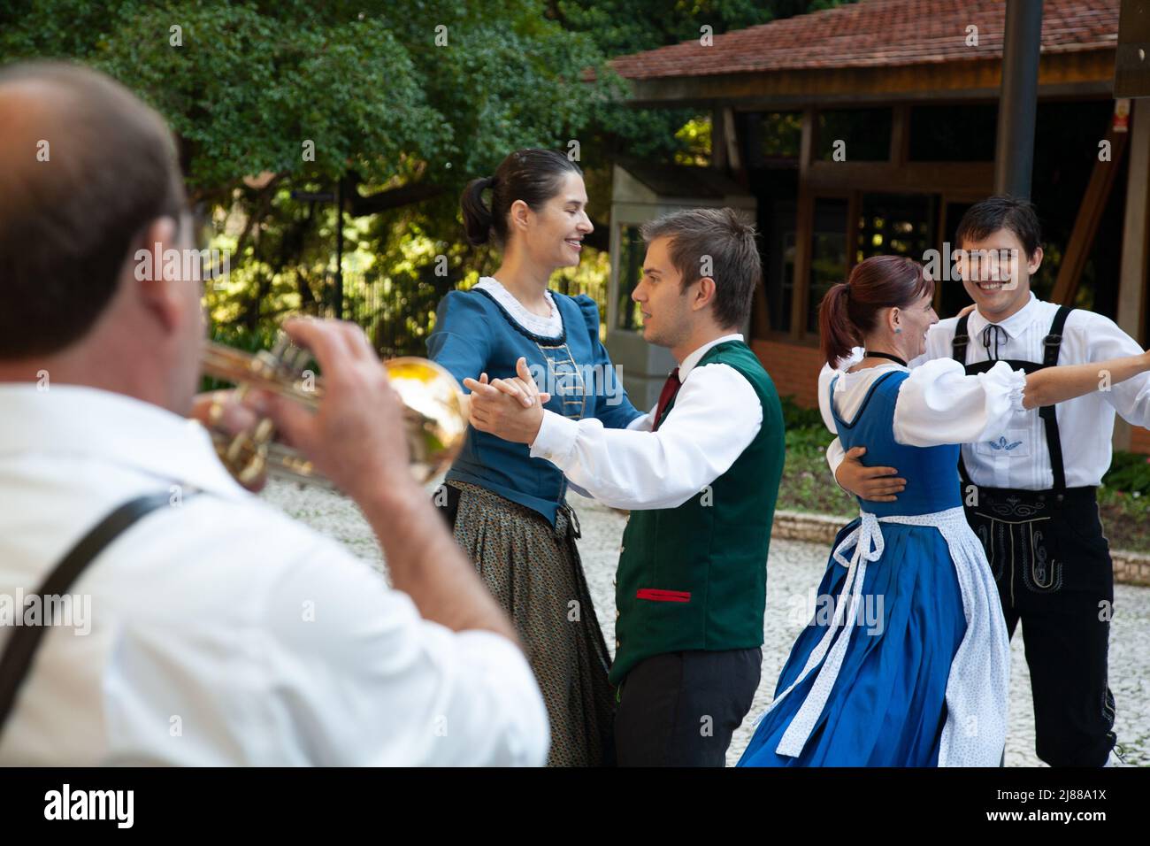 Deutsche Tänzer vor dem Museu da Cerveja in der deutschen Gemeinde Blumenau, Santa Catarina, Brasilien Stockfoto