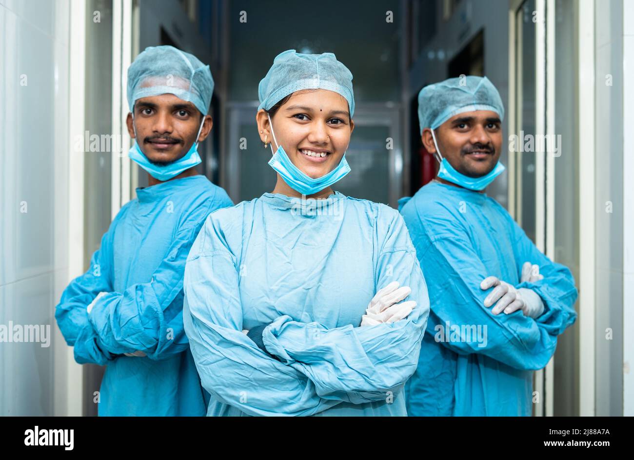 Team von jungen Ärzten in Operation Kittel selbstbewusst auf Krankenhausflur stehen - Konzept der Karriere, Beruf Stockfoto
