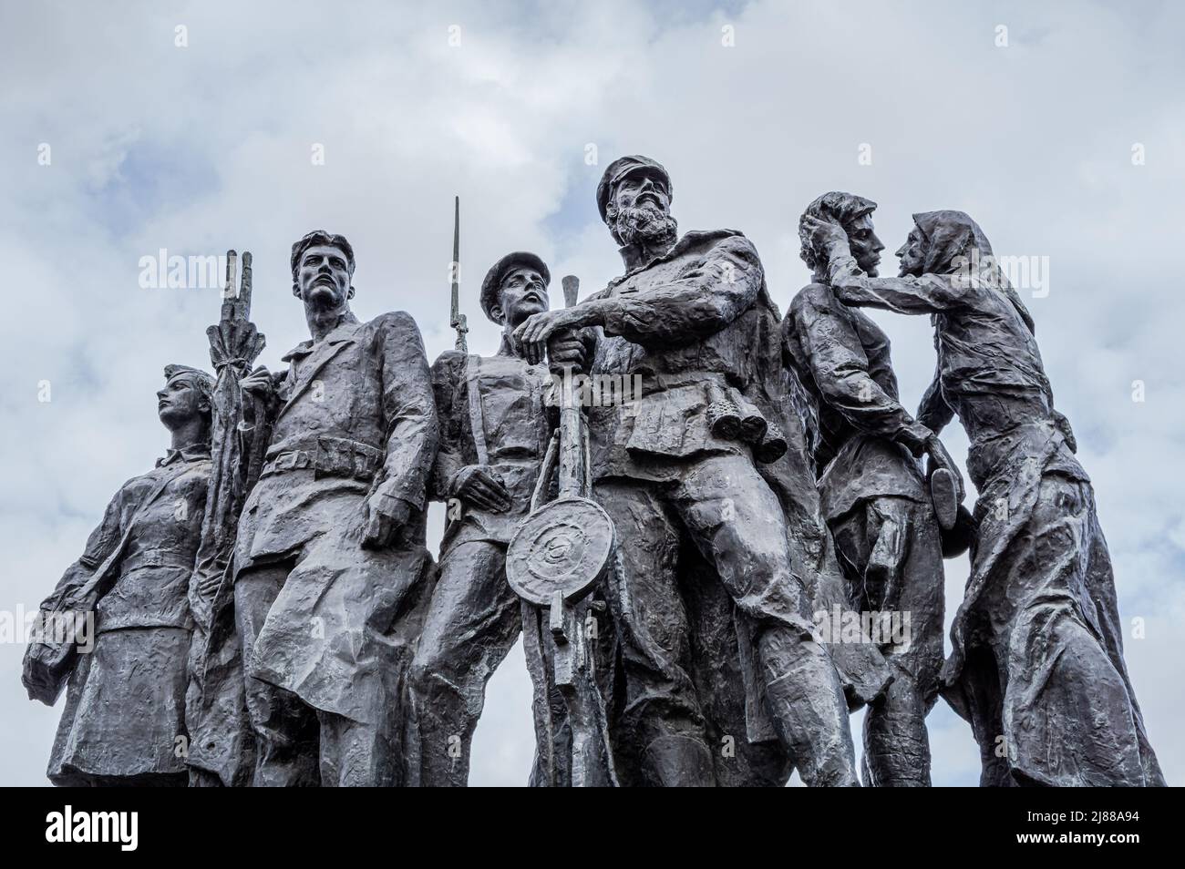 Denkmal für sowjetische Soldaten. Fragment des Gedenkkomplexes mit dem Titel „an die heldenhaften Verteidiger von Leningrad“. Sankt Petersburg, Russland. Stockfoto