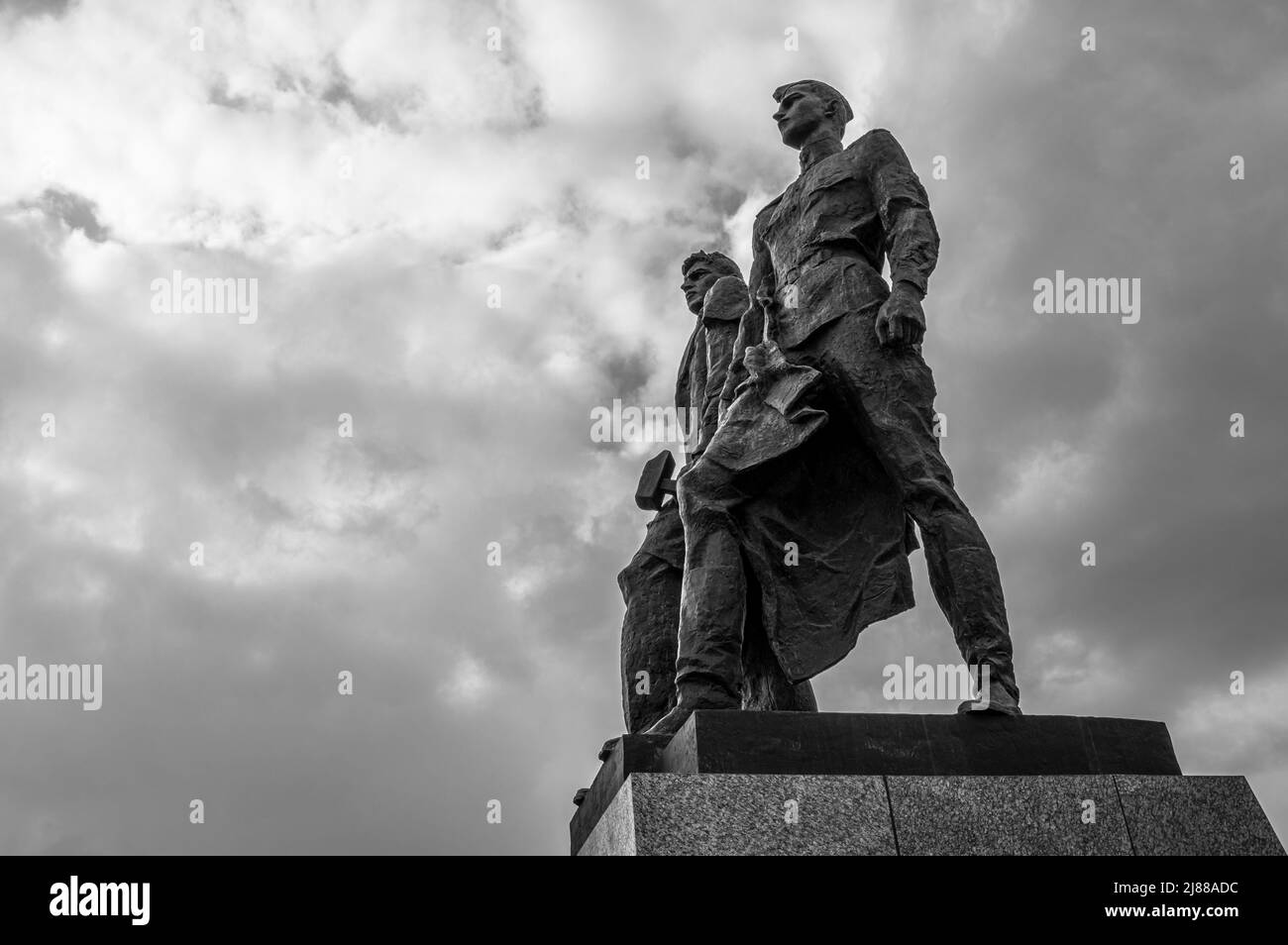 Denkmal für sowjetische Soldaten bei bewölktem Himmel. Fragment des Gedenkkomplexes. Sankt Petersburg, Russland. Schwarz und Weiß. Stockfoto