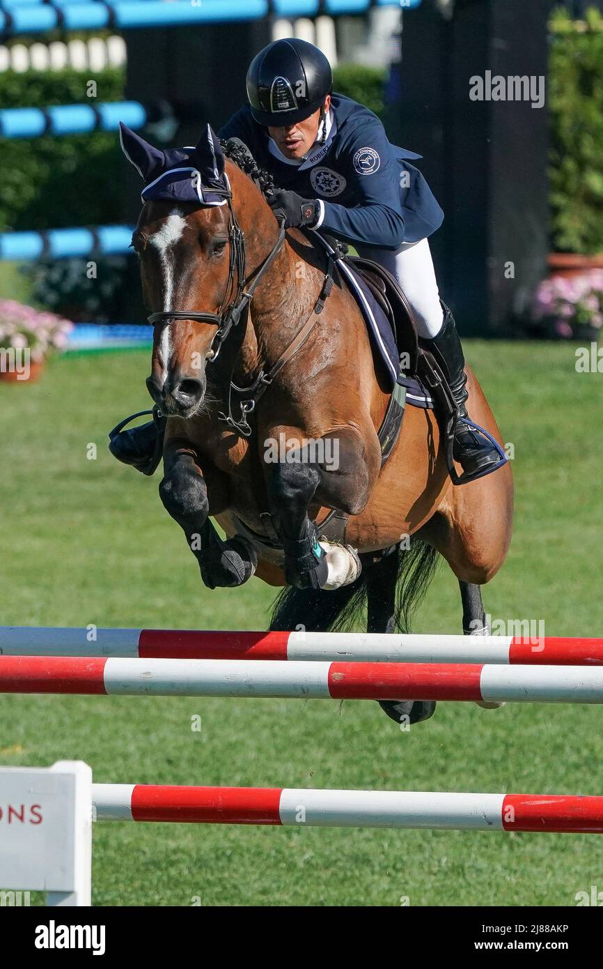 Madrid, Spanien. 11.. Mai 2022. Olivier Robert während der Longines CSI 5 Global Champions Tour of Madrid 2022 im Country Club der Villa de Madrid. Reiter und ihre Pferde nehmen am Pokalspringen von Marqués De Vargas Teil, bei dem Pieter Devos als Sieger der Marques De Vargas Trophy hervorging. (Foto: Atilano Garcia/SOPA Images/Sipa USA) Quelle: SIPA USA/Alamy Live News Stockfoto