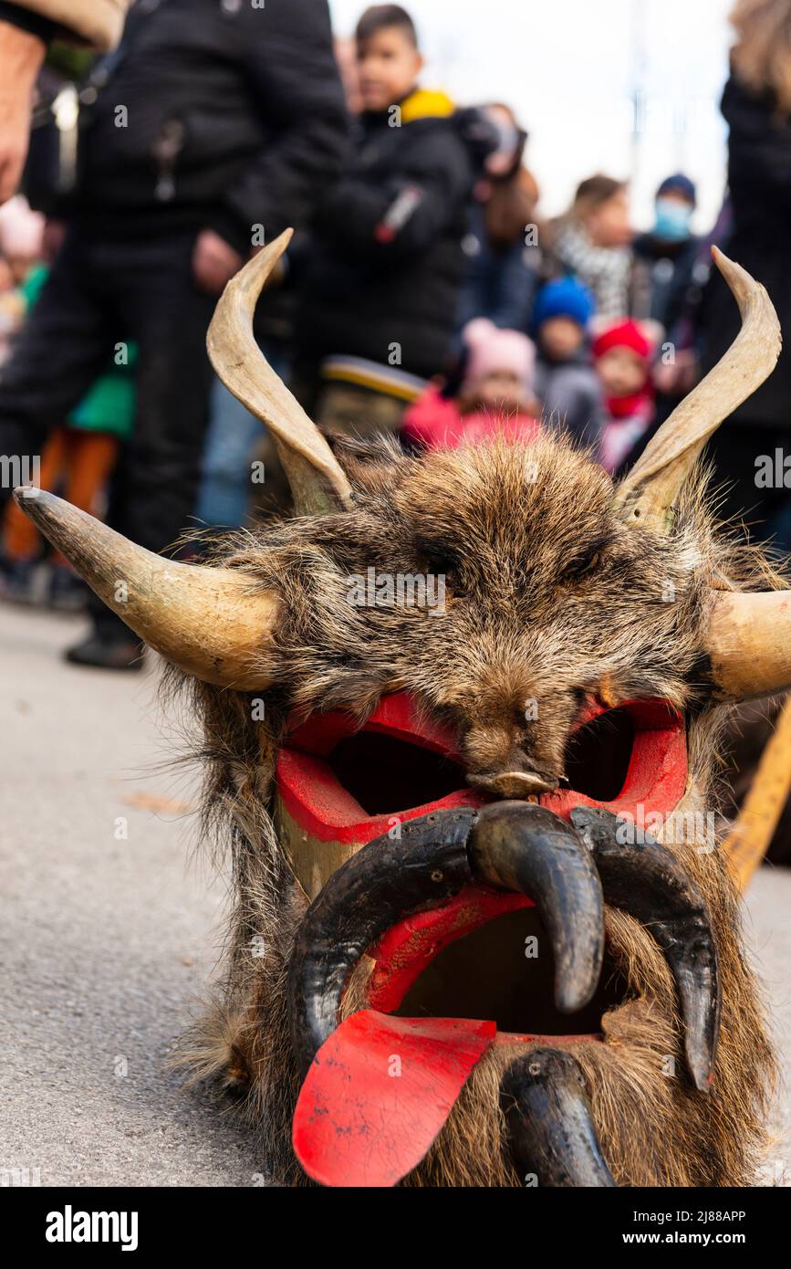 Scaty Monster Maske und Menschen beim mystischen traditionellen Jahrtausende alten Winterfestival Kukeri in Sofia, Bulgarien, Balkan, Osteuropa Stockfoto