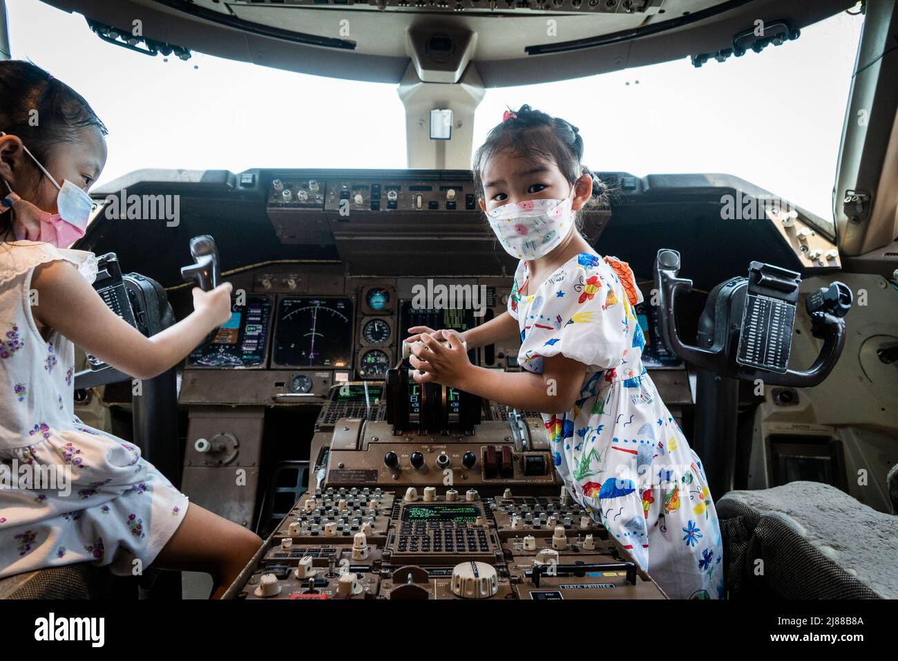 Samut Prakan, Thailand. 14 Mai 2022. Kinder spielen Piloten im Cockpit eines pensionierten Boeing 747-Flugzeugs, das in ein Café umgewandelt wurde. Matt Hunt/Neato. Kredit: Matt Hunt / Neato/Alamy Live Nachrichten Stockfoto