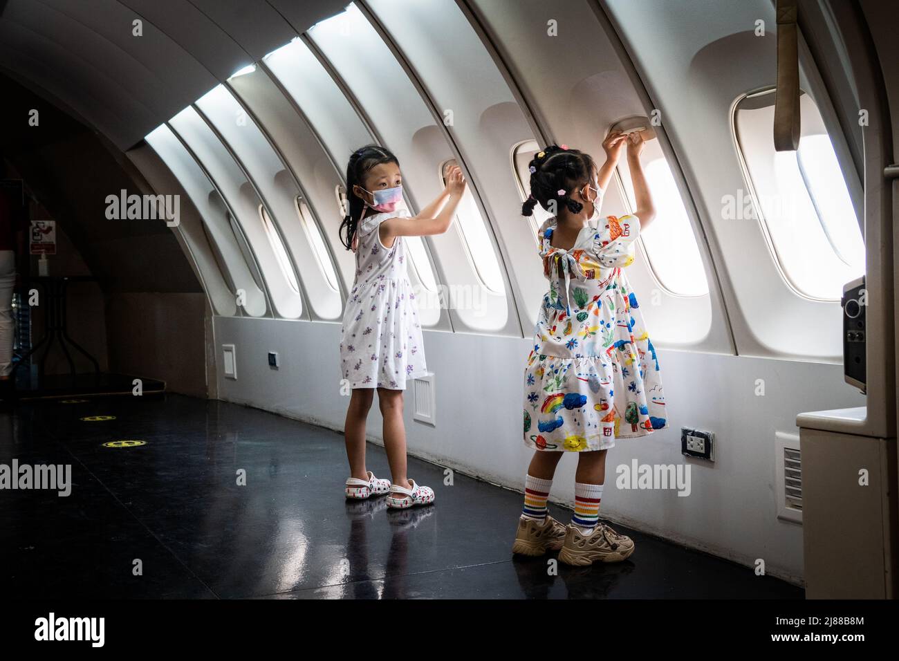 Samut Prakan, Thailand. 14 Mai 2022. Kinder spielen auf einem pensionierten Boeing 747-Flugzeug, das in ein Café umgewandelt wurde. Matt Hunt/Neato. Kredit: Matt Hunt / Neato/Alamy Live Nachrichten Stockfoto
