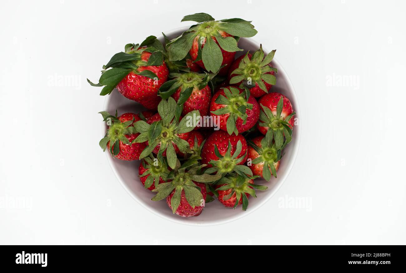 Frische Erdbeere in einer Schüssel isoliert auf weißem Hintergrund. Draufsicht Stockfoto
