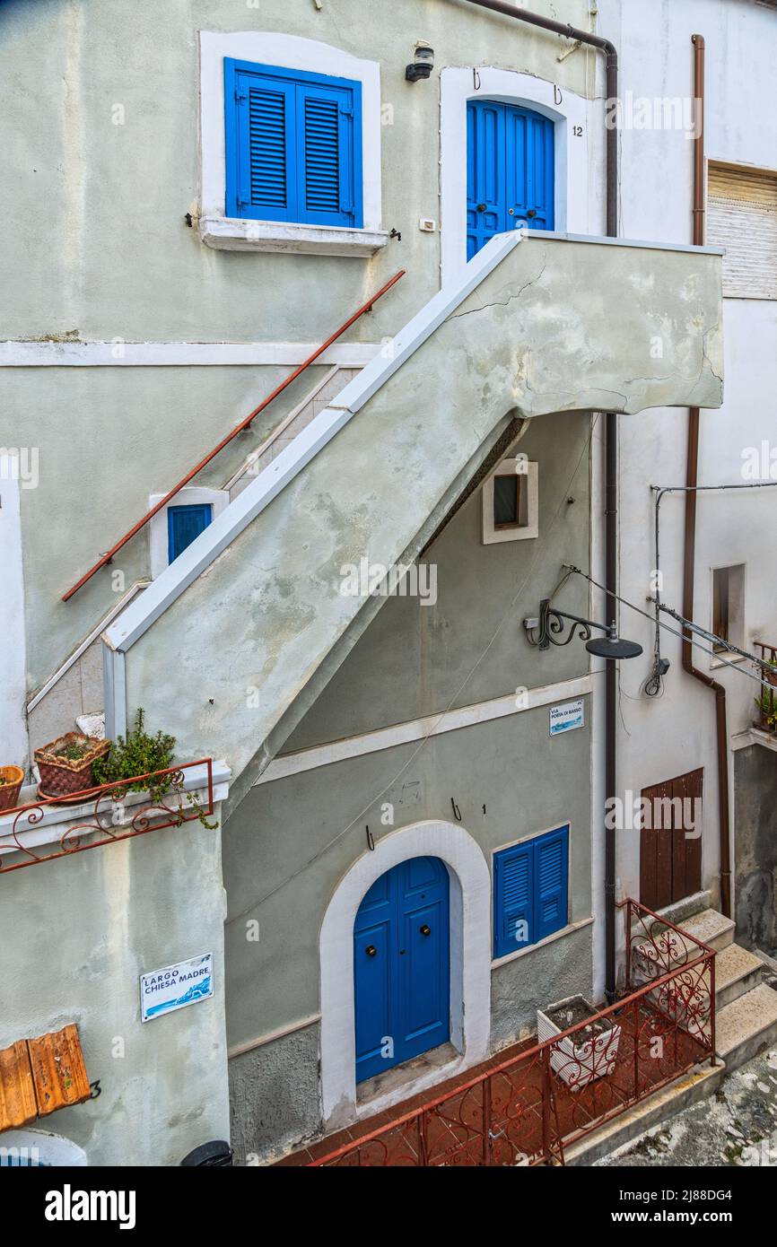 Haus mit blauen Türen und Fenstern. Peschici, Provinz Foggia, Apulien, Italien, Europa Stockfoto