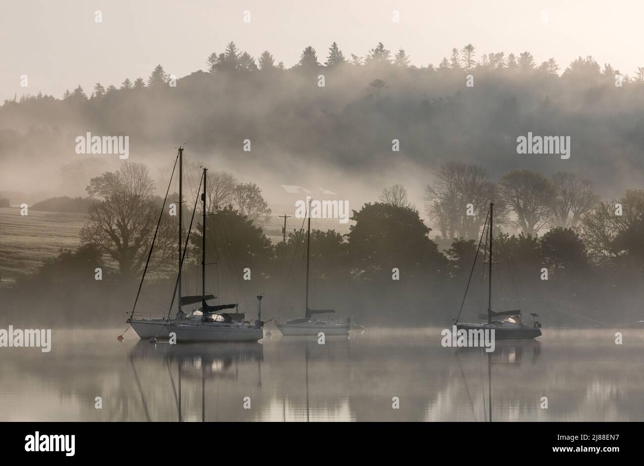 Crosshaven, Cork, Irland. 14.. Mai 2022. Ein ruhiger, friedlicher Morgen an der Owenabue-Mündung, an dem sich der Nebel am Drake's Pool außerhalb von Crosshaven, Co. Cork, Irland, zu zerstreuen beginnt. - Bild David Creedon Stockfoto